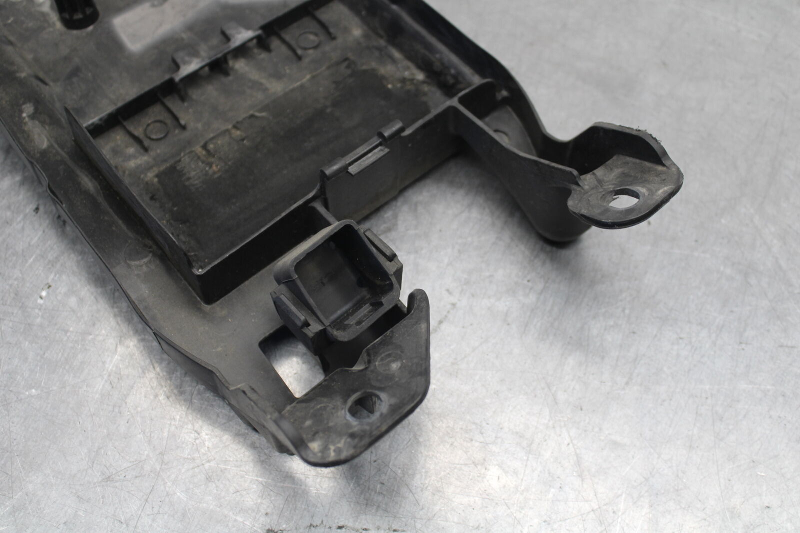 09-12 KAWASAKI NINJA ZX6R REAR BACK TAIL UNDERTAIL BATTERY TRAY PLASTIC BB698