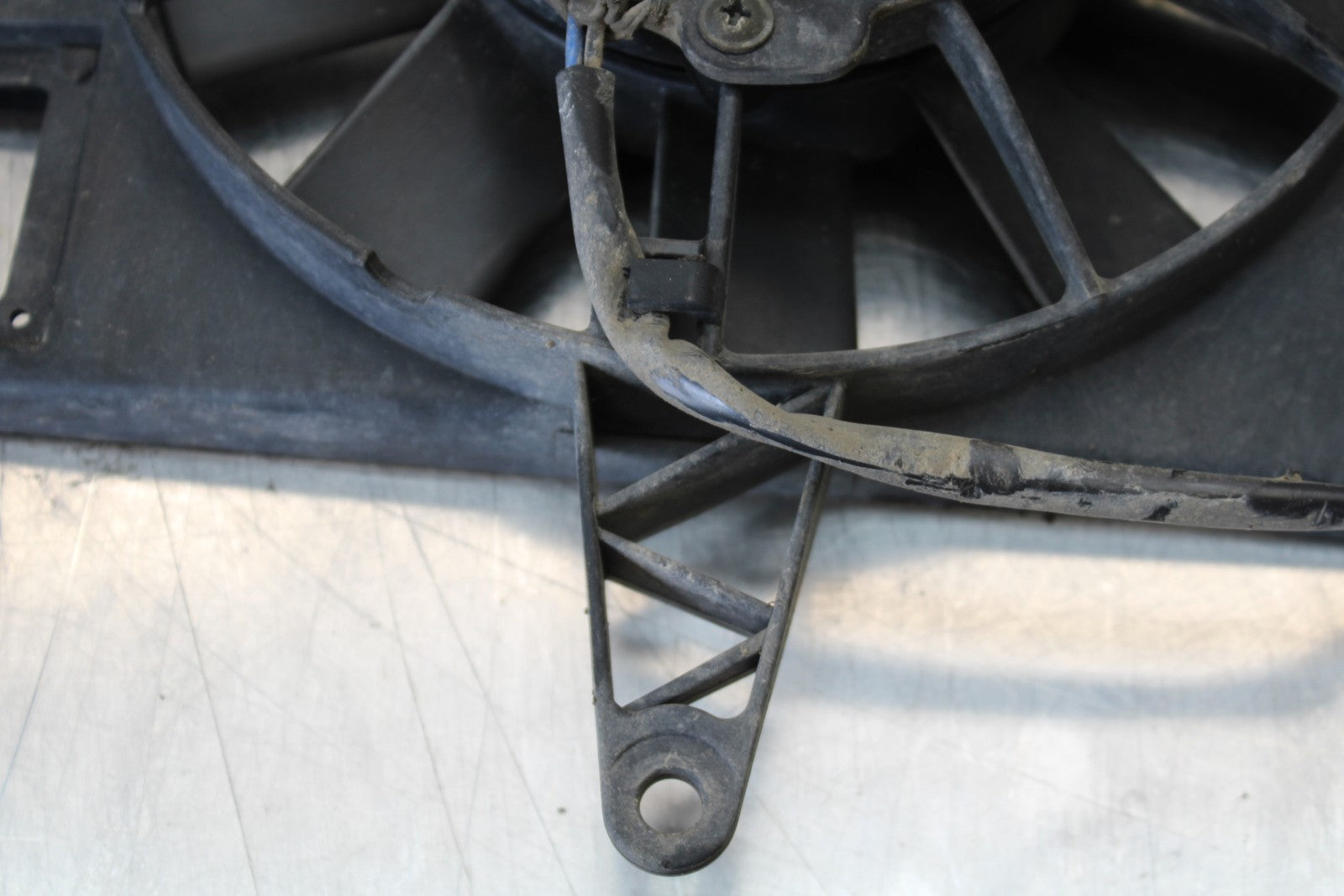 05 TRIUMPH ROCKET III ENGINE RADIATOR COOLING FAN BB186