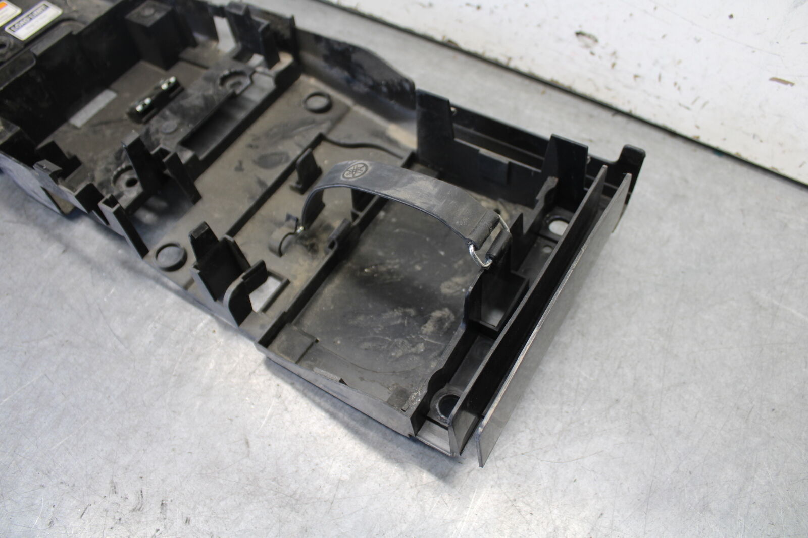 08-16 YAMAHA YZF R6 REAR BACK TAIL UNDERTAIL BATTERY TRAY PLASTIC OEM BB665