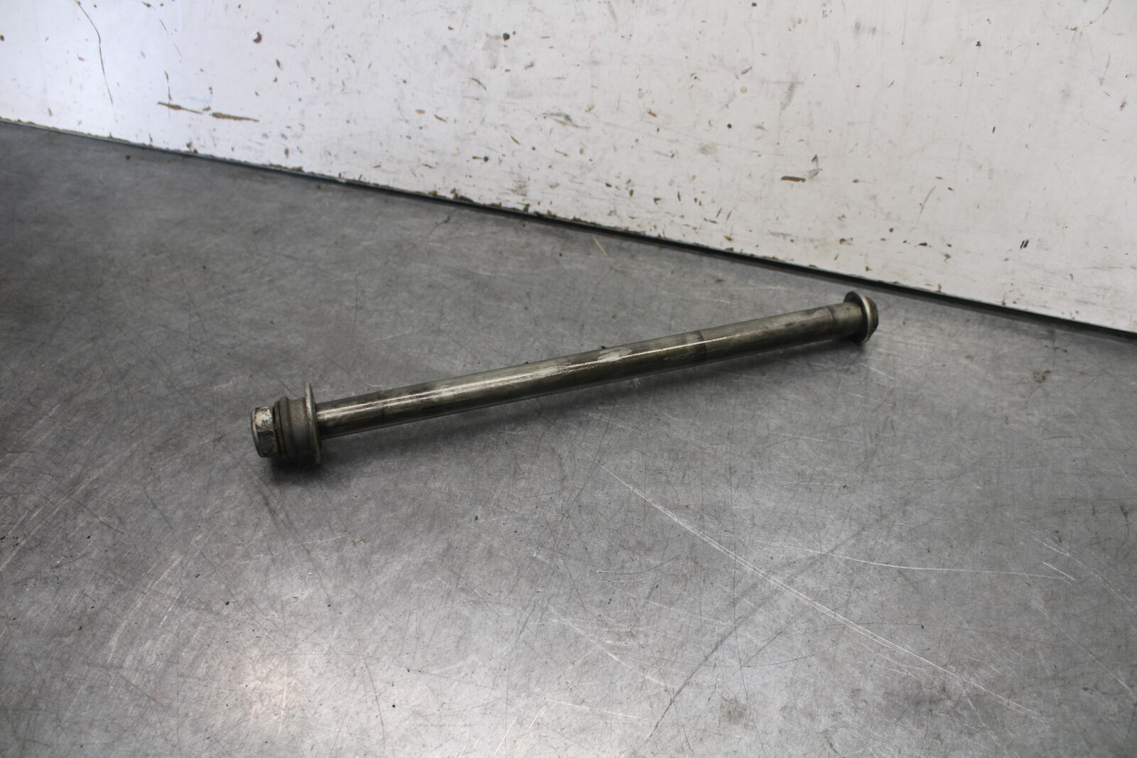 05-09 SUZUKI BOULEVARD C90 REAR AXLE BACK WHEEL RIM PIVOT BOLT AXEL BB692