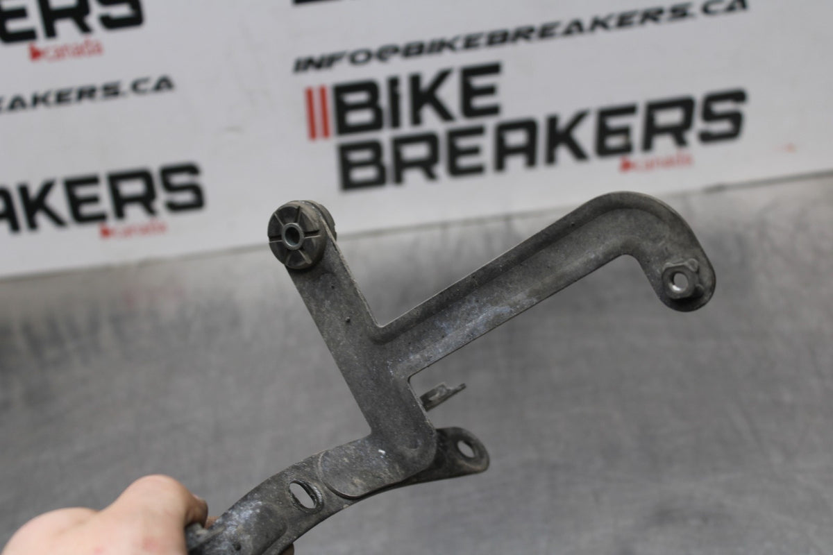 05-06 SUZUKI GSXR1000 OIL COOLER MOUNTING BRACKET MOUNT SUPPORT BB773
