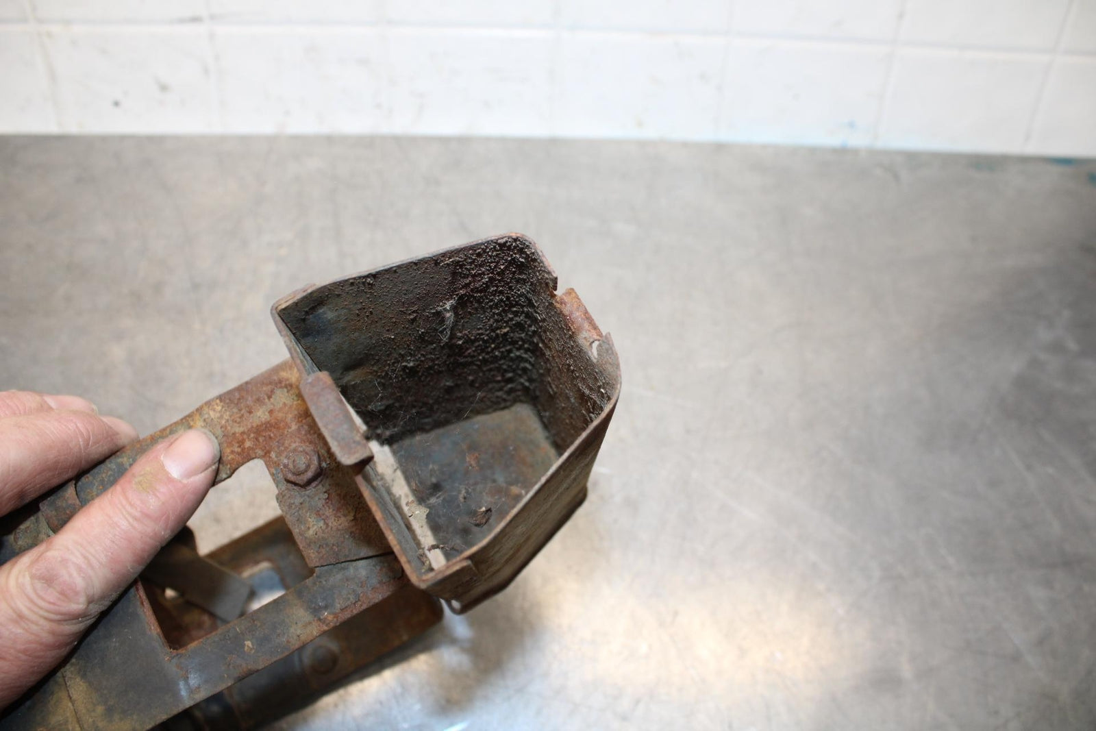 75 SUZUKI GT 550 TOOL BOX BATTERY BOX BB72