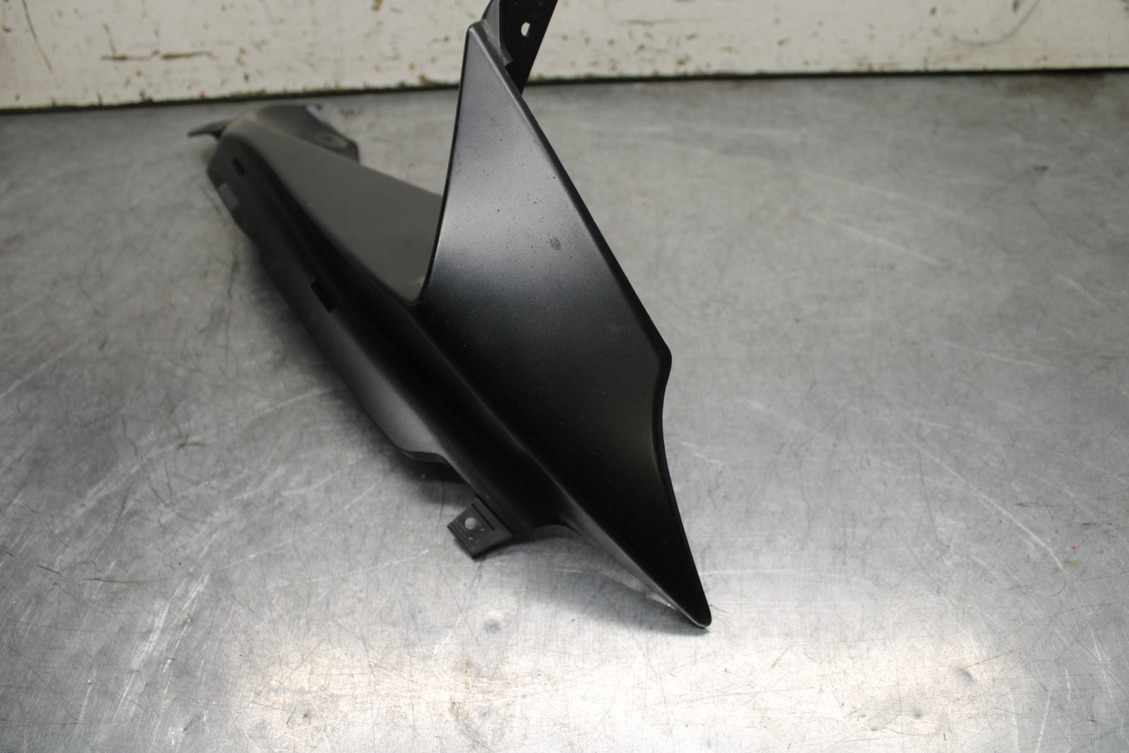 08-10 SUZUKI GSXR 600  RIGHT FRONT UPPER MID SIDE FAIRING COWL PLASTIC BB630
