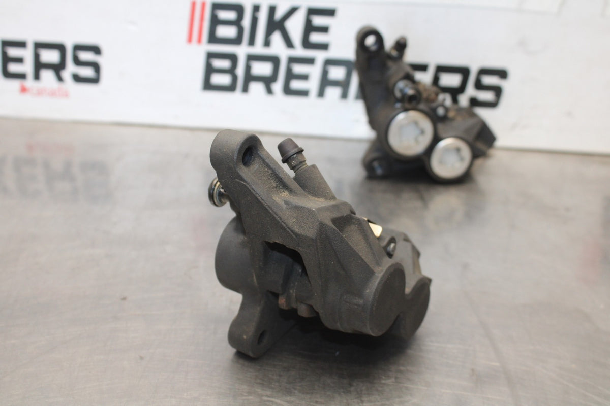 23-24 YAMAHA MT-07 RIGHT LEFT FRONT BRAKE CALIPER SET PAIR CALIPERS BB927