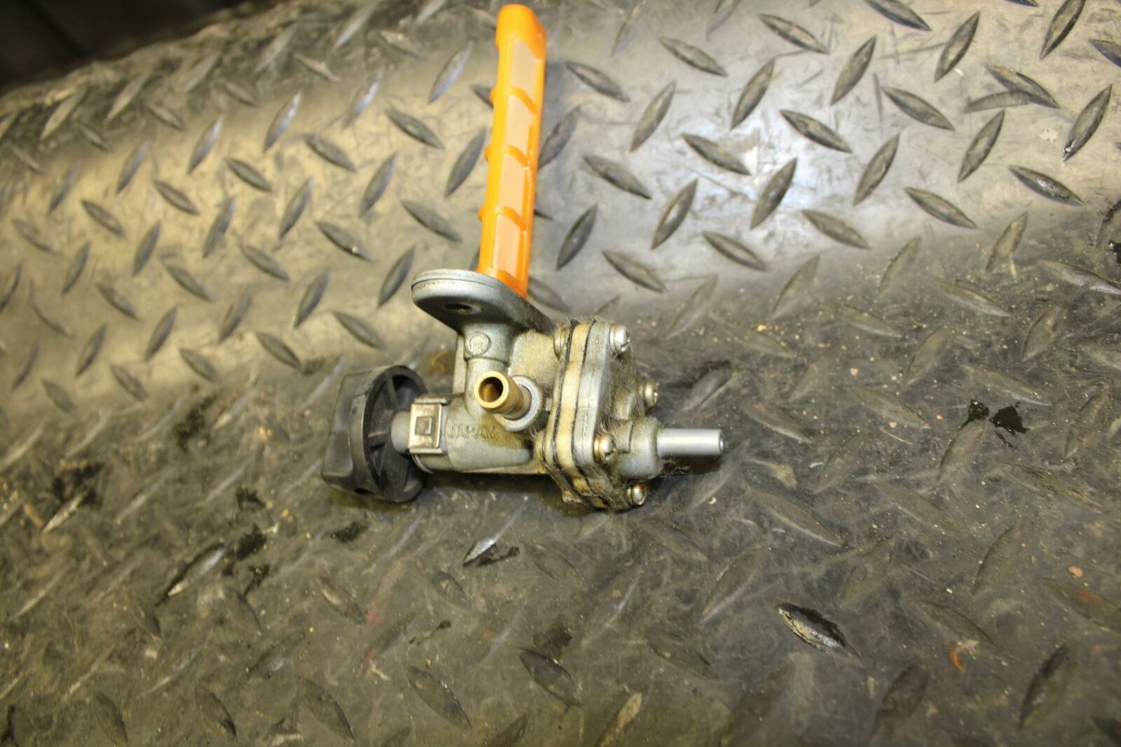 05-06 SUZUKI KATANA 750 GSX750F FUEL GAS TANK PETCOCK SHUT ON OFF VALVE bb166