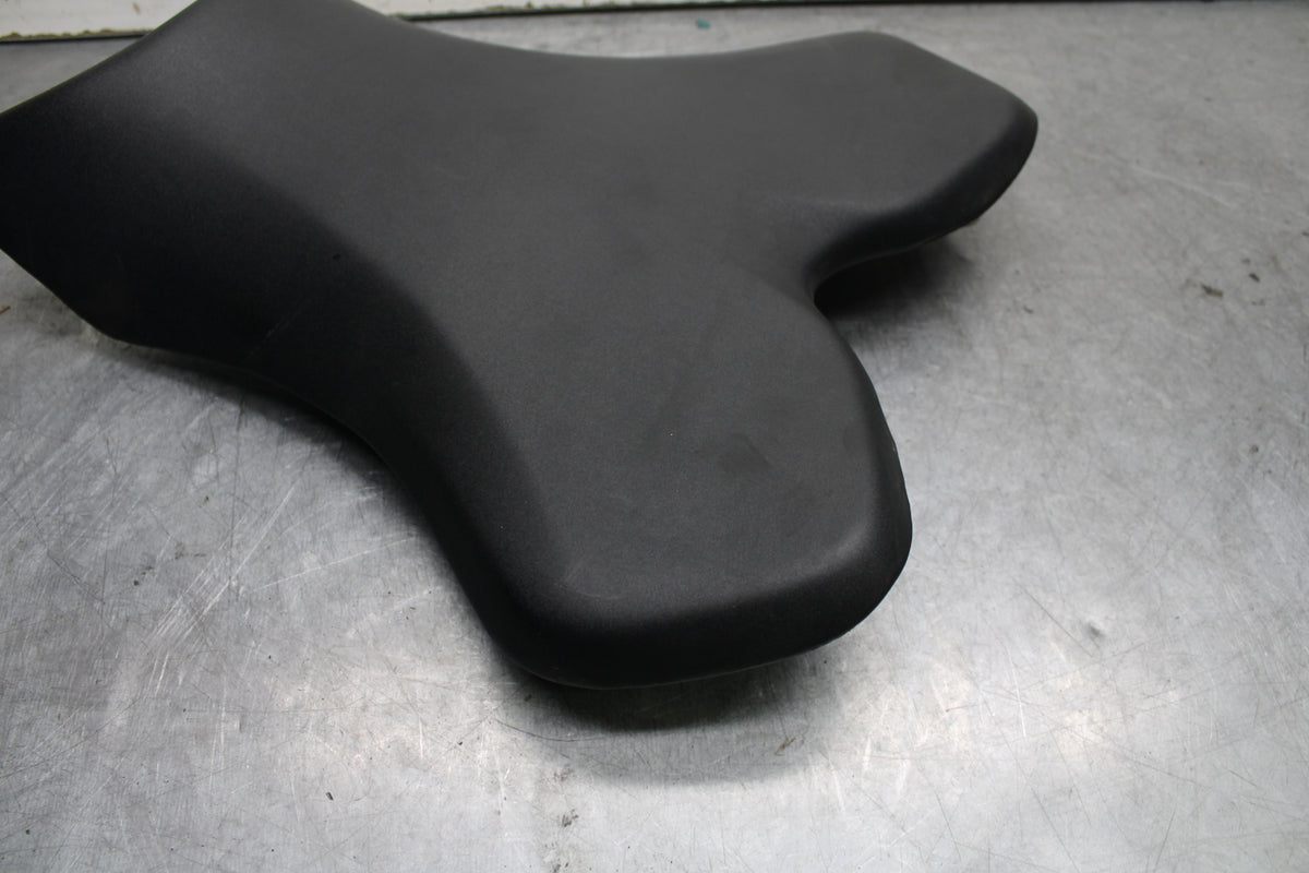 04-06 YAMAHA YZF R1 FRONT DRIVERS SEAT PAD SADDLE PILLION 5VY-24710-00-00 BB659