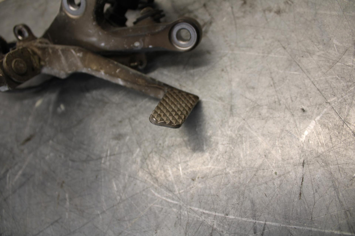 2007 Yamaha YZF R6 RIGHT REARSET REAR SET DRIVER FOOT PEG REST STOP BB522