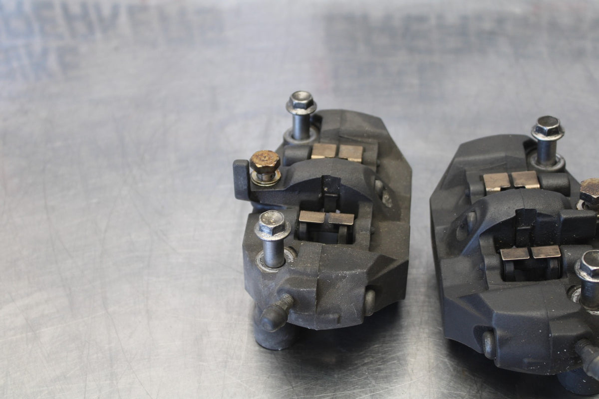 06-07 SUZUKI GSXR 600 RIGHT LEFT FRONT BRAKE CALIPER SET PAIR CALIPERS BB863