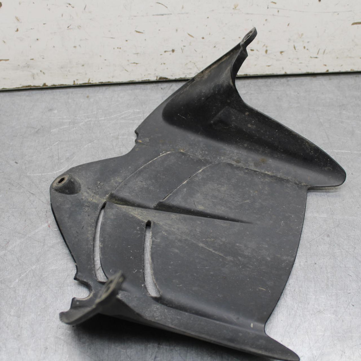 21 KAWASAKI NINJA ZX6R REAR BACK WHEEL TIRE HUGGER FENDER 35023-0171 BB647