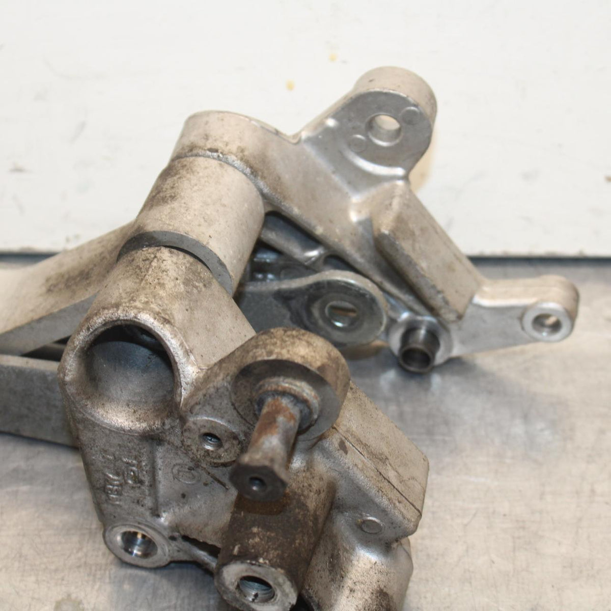 2004 Honda CBR600F4i REAR DOGBONE SHOCK LINKAGE LINK BB606