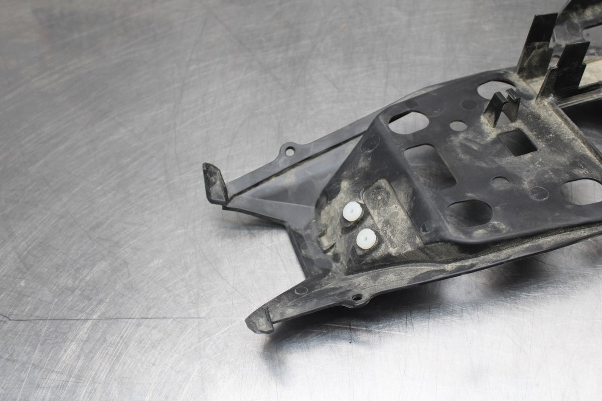 23 YAMAHA YZF R3 REAR BACK TAIL UNDERTAIL BATTERY TRAY PLASTIC BB806
