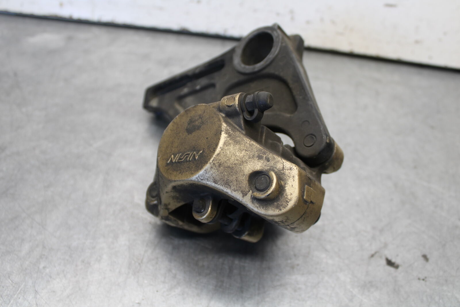 04-05 SUZUKI GSXR600 REAR BACK BRAKE CALIPER W MOUNT BRACKET BB658