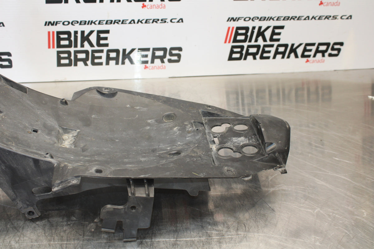 09-15 YAMAHA FZ6R REAR BACK TAIL UNDERTAIL BATTERY TRAY PLASTIC BB161