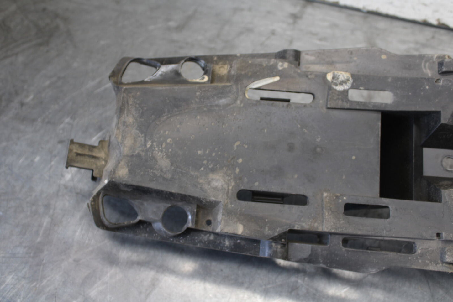 06-07 SUZUKI GSXR 600 REAR BACK TAIL UNDERTAIL BATTERY TRAY PLASTIC BB694