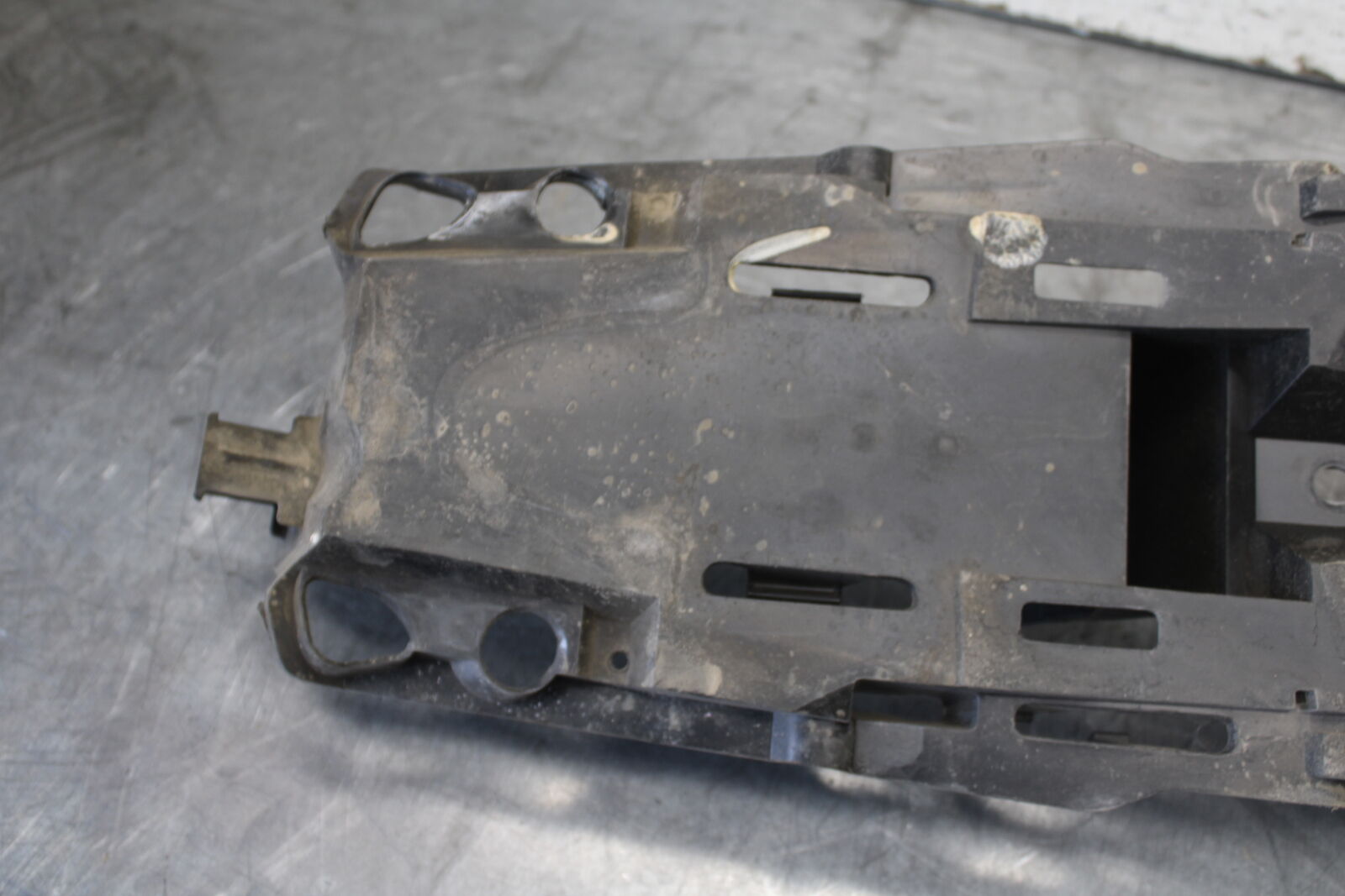 06-07 SUZUKI GSXR 600 REAR BACK TAIL UNDERTAIL BATTERY TRAY PLASTIC BB694