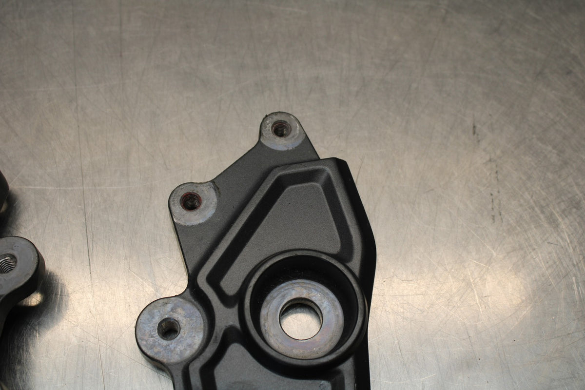 22-25 YAMAHA YZF R7 LEFT RIGHT FRAME REARSET BRACKETS MOUNTS BB182