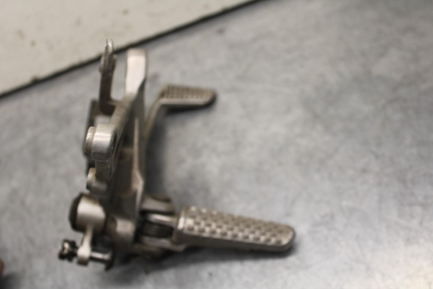 06-07 HONDA CBR1000RR RIGHT REARSET REAR SET DRIVER FOOT PEG REST STOP BB99