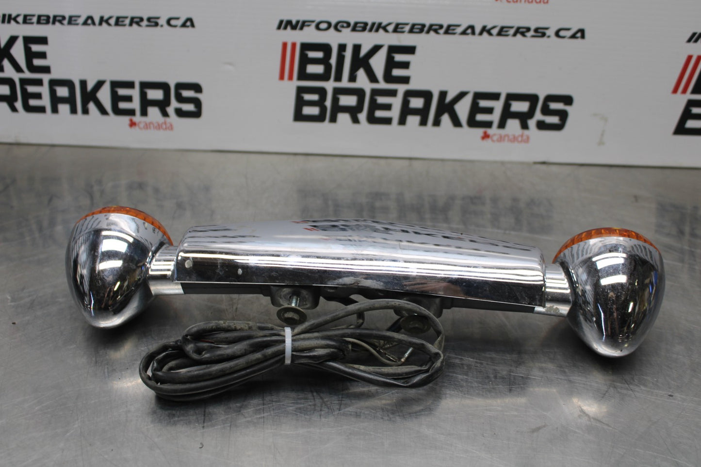 03-08 KAWASAKI VULCAN 1600 REAR BACK TURN SIGNAL BAR MOUNT & LIGHTS BB196