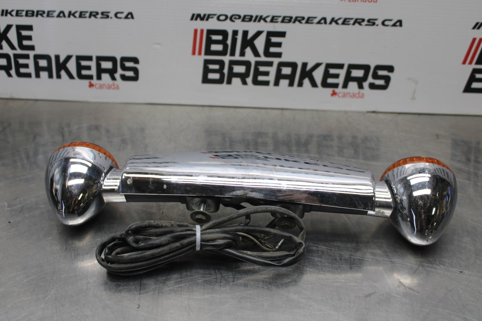 03-08 KAWASAKI VULCAN 1600 REAR BACK TURN SIGNAL BAR MOUNT & LIGHTS BB196