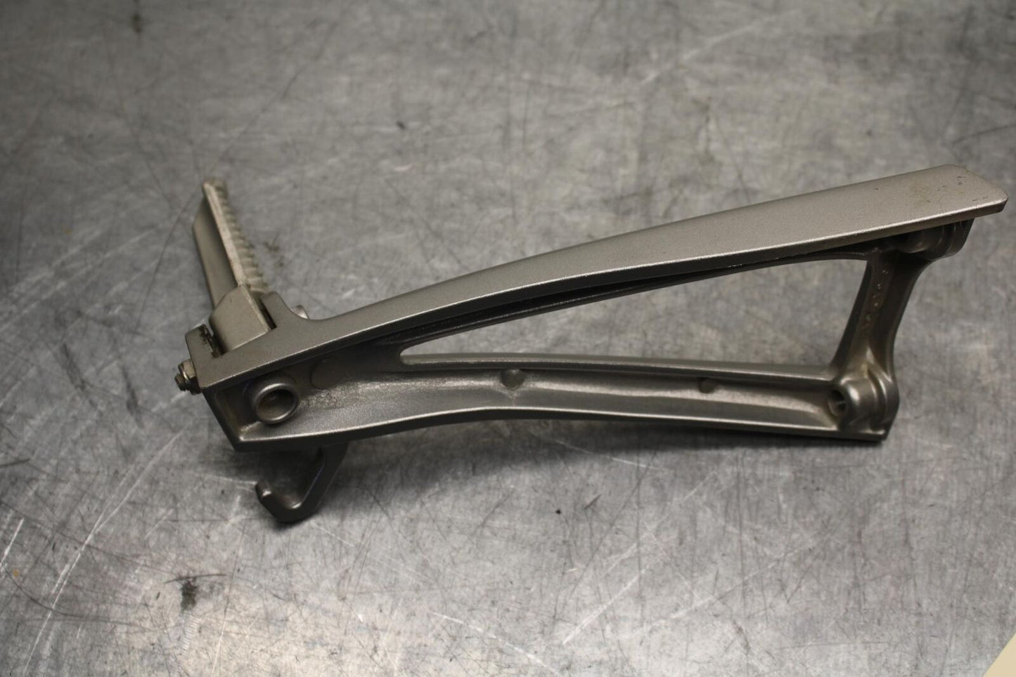 08-16 YAMAHA YZF R6 REAR BACK PASSENGER PEG SET PAIR BB636
