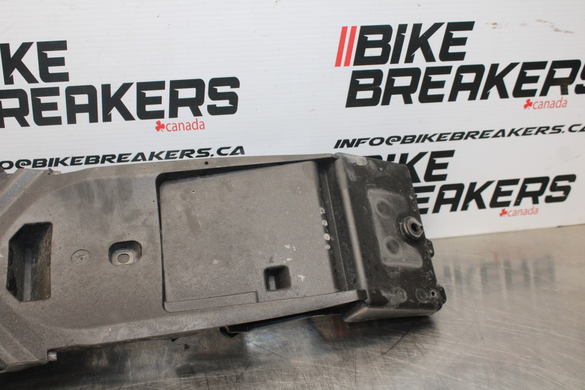 08-10 SUZUKI GSXR 600 REAR BACK TAIL UNDERTAIL BATTERY TRAY PLASTIC BB765