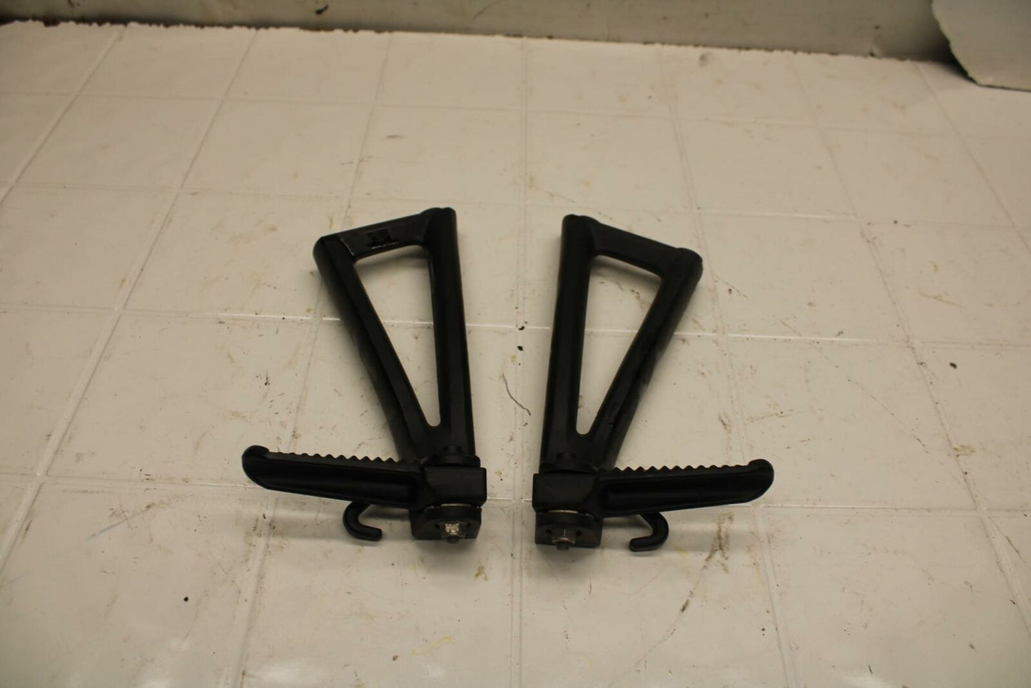 08-16 YAMAHA YZF R6 REAR BACK PASSENGER PEG SET PAIR BB406