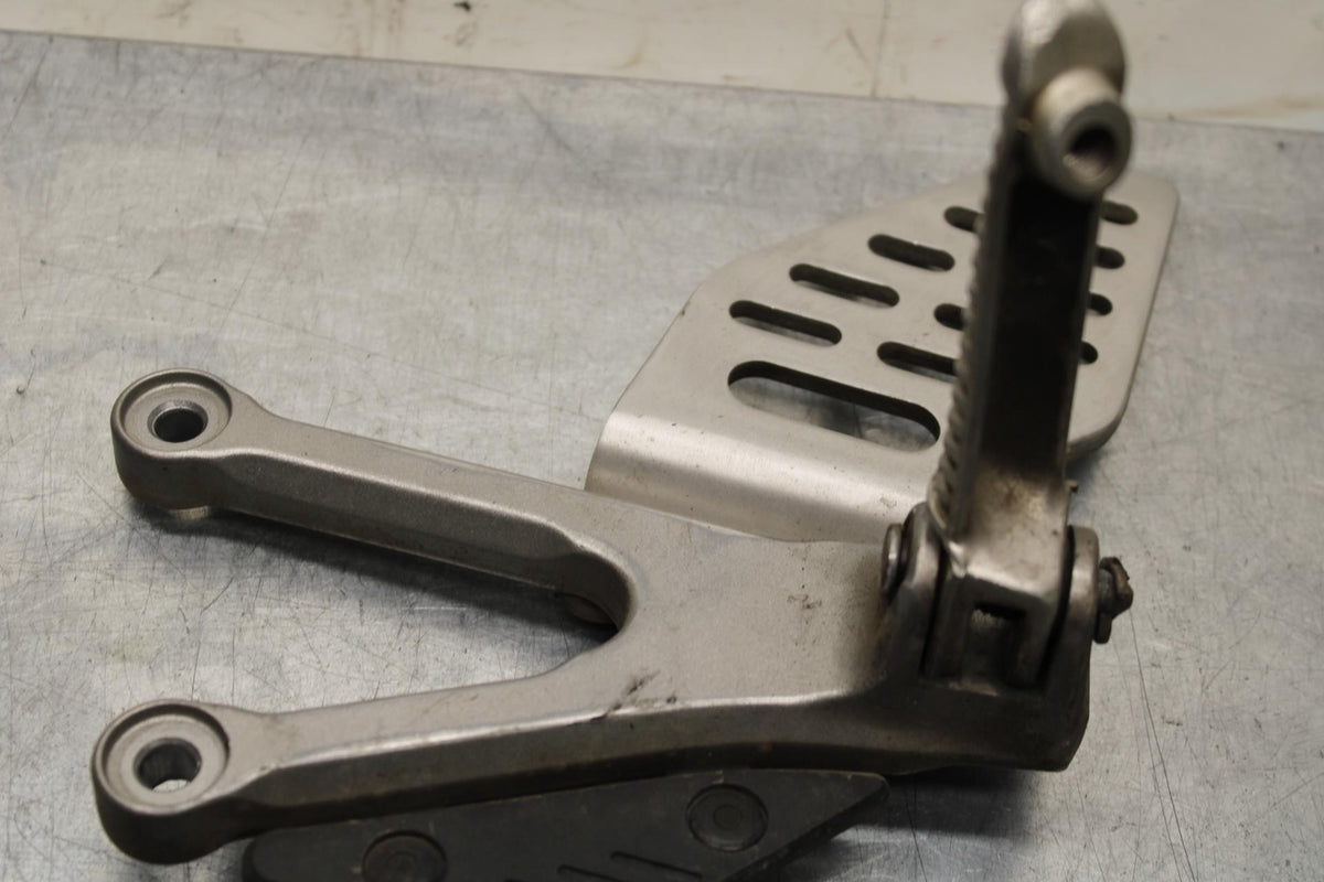 2007 Yamaha YZF R6 LEFT REARSET FOOT PEG W SHIFTER 2C0-18115-00-00 BB590