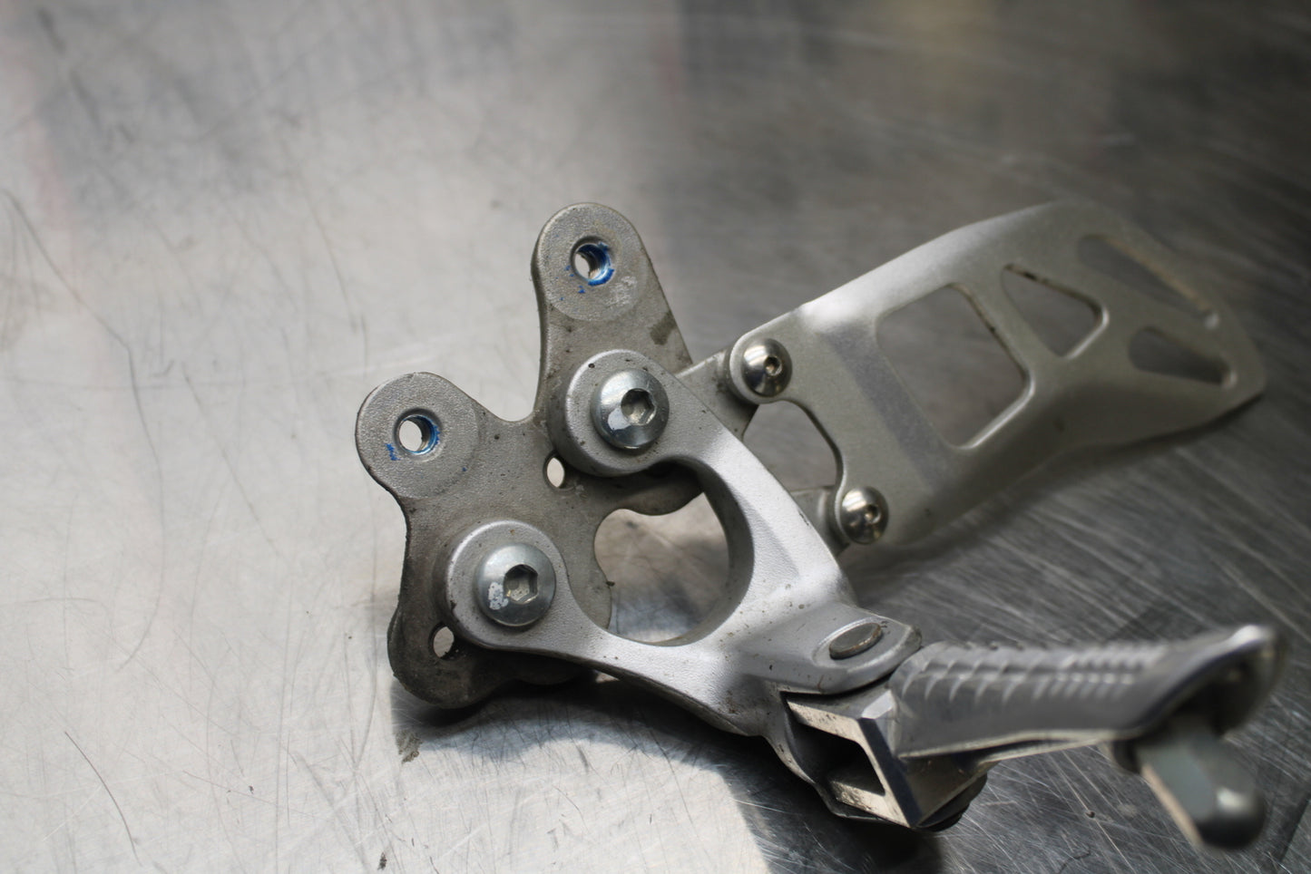 11 SUZUKI GSXR1000 LEFT REARSET REAR SET DRIVER FOOT PEG REST STOP BB142