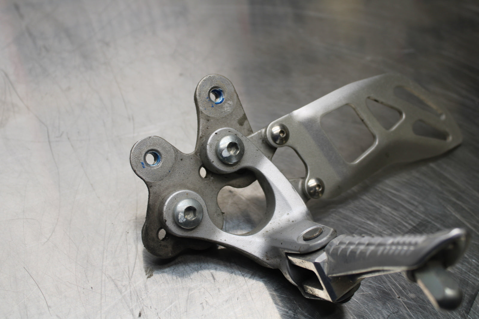 11 SUZUKI GSXR1000 LEFT REARSET REAR SET DRIVER FOOT PEG REST STOP BB142