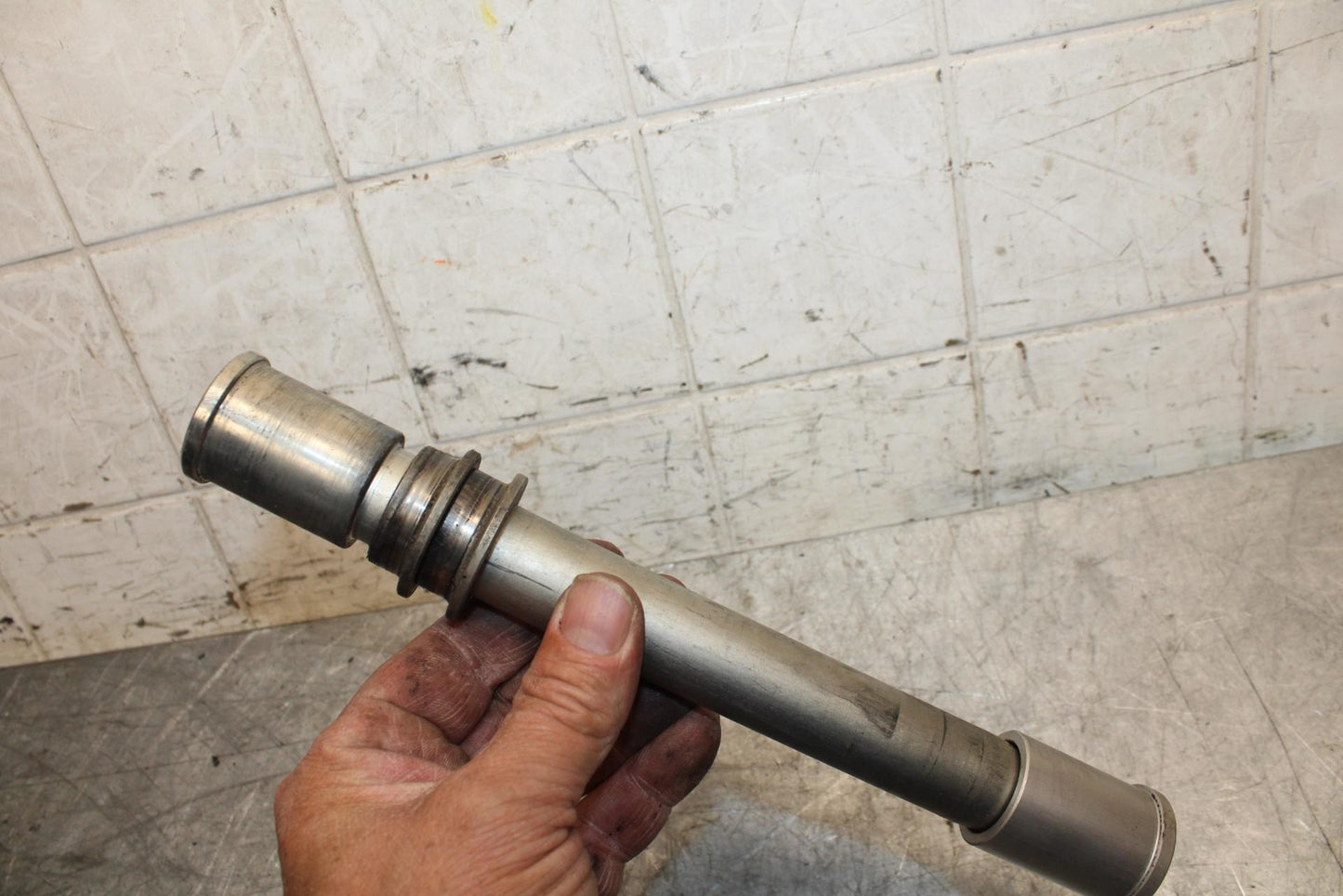 2009 Kawasaki Ninja ZX6R ZX600R FRONT WHEEL RIM AXLE PIVOT BOLT 41068-0034 BB538