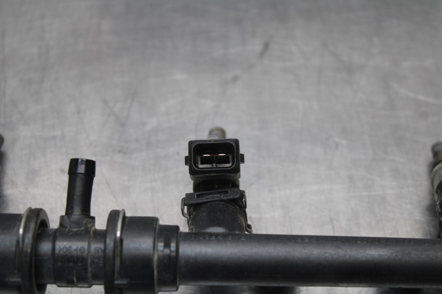 12-14 BMW S1000RR SECONDARY FUEL INJECTORS TOP AIRBOX GAS RAIL BB204