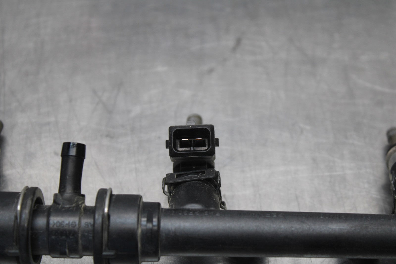 12-14 BMW S1000RR SECONDARY FUEL INJECTORS TOP AIRBOX GAS RAIL BB204