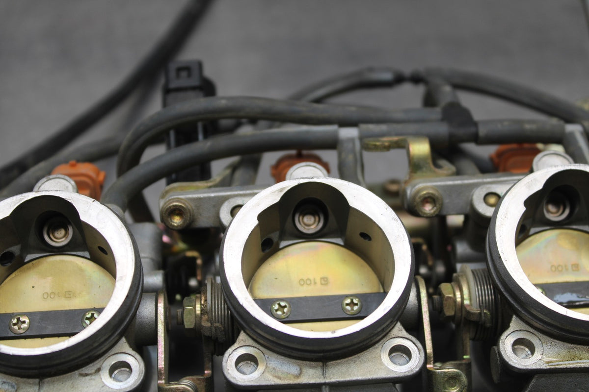 05 YAMAHA YZF R6 MAIN FUEL INJECTORS / THROTTLE BODIES BB814