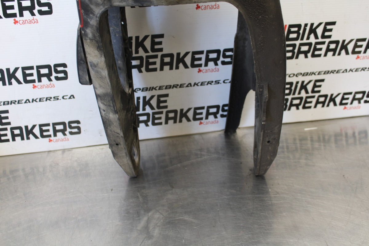 05 YAMAHA YZF R6 REAR SWINGARM BACK SUSPENSION SWING ARM BB858
