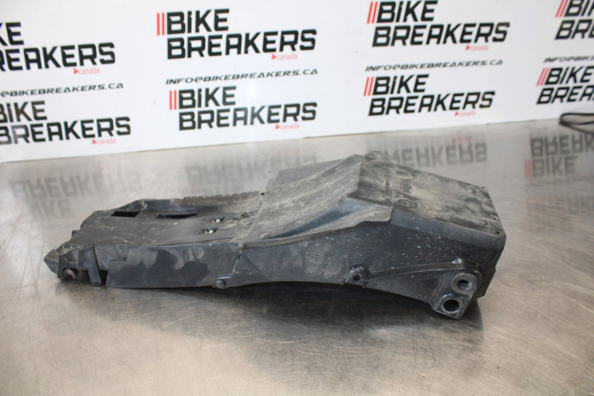 22-25 YAMAHA YZF R7 REAR BACK TAIL UNDERTAIL BATTERY TRAY PLASTIC BB176