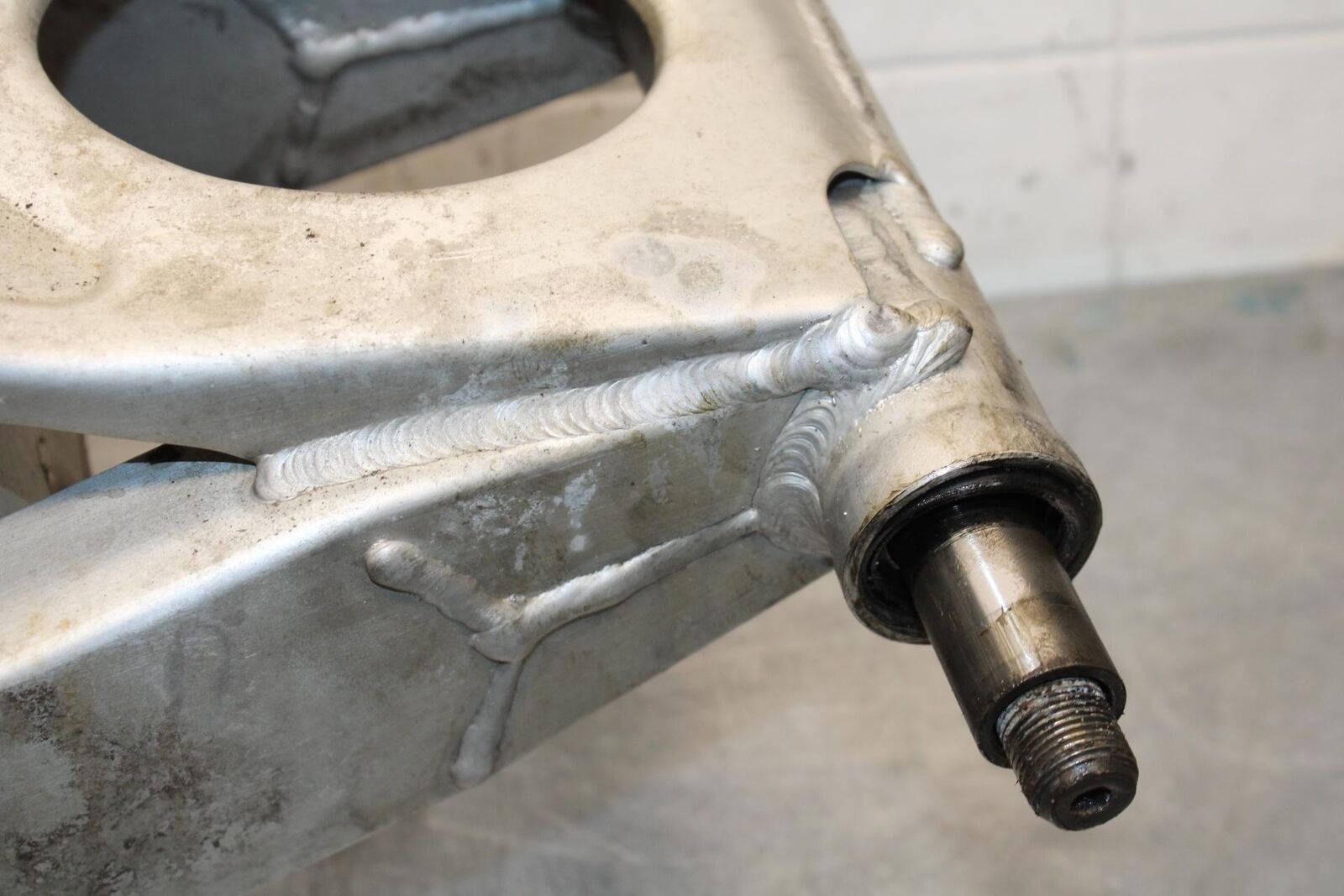 2000 Yamaha YZF R6 REAR SWINGARM BACK SUSPENSION 5EB-22110-01-00 BB558