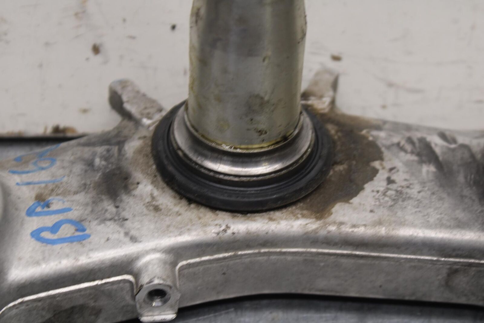 03-04 KAWASAKI NINJA ZX6RR FRONT FORKS CLAMP LOWER TRIPLE TREE STEM BB105