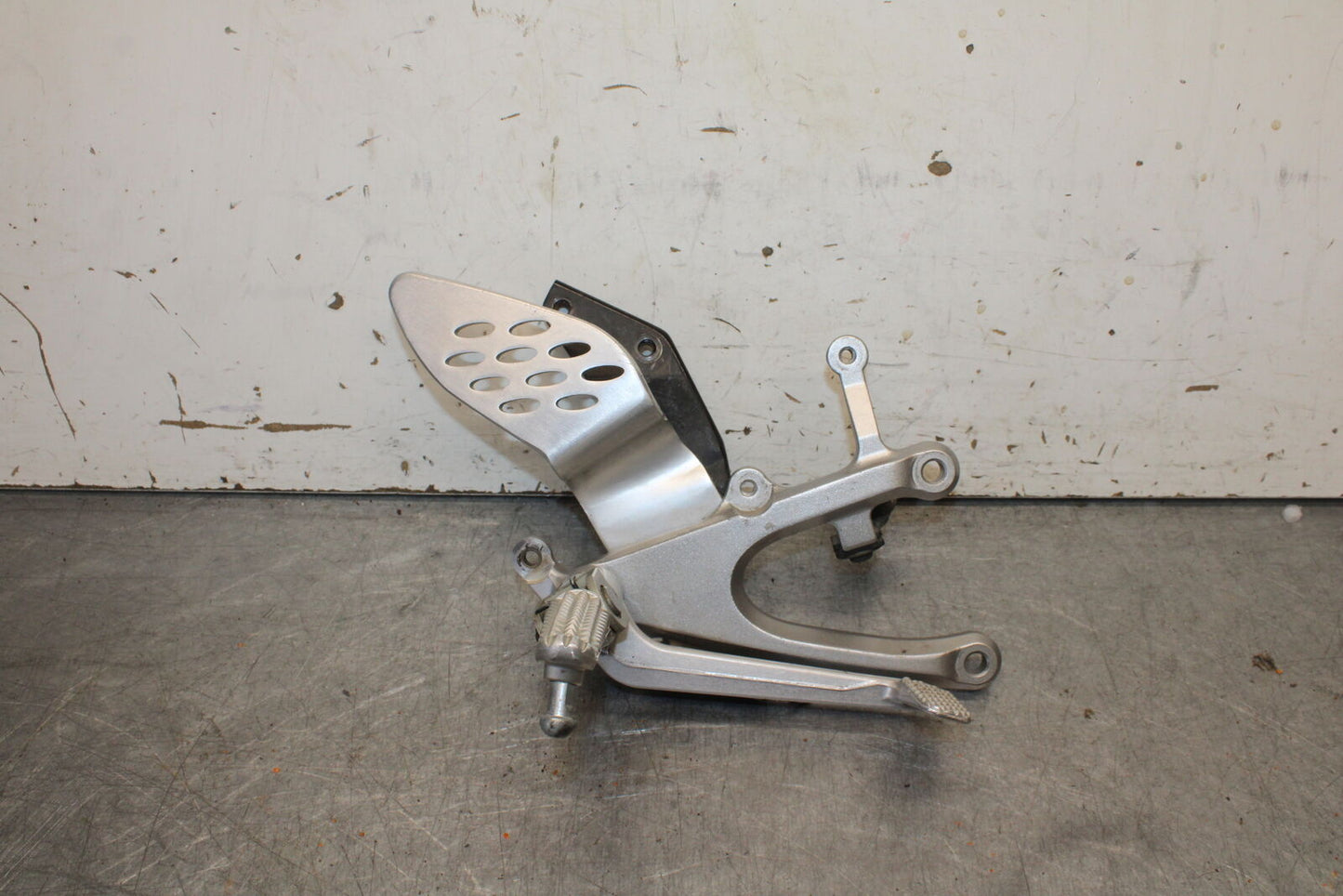 04-06 YAMAHA YZF R1 RIGHT REARSET REAR SET DRIVER FOOT PEG REST STOP BB432