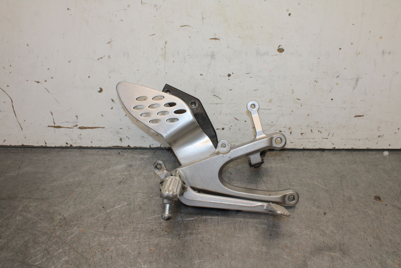 04-06 YAMAHA YZF R1 RIGHT REARSET REAR SET DRIVER FOOT PEG REST STOP BB432