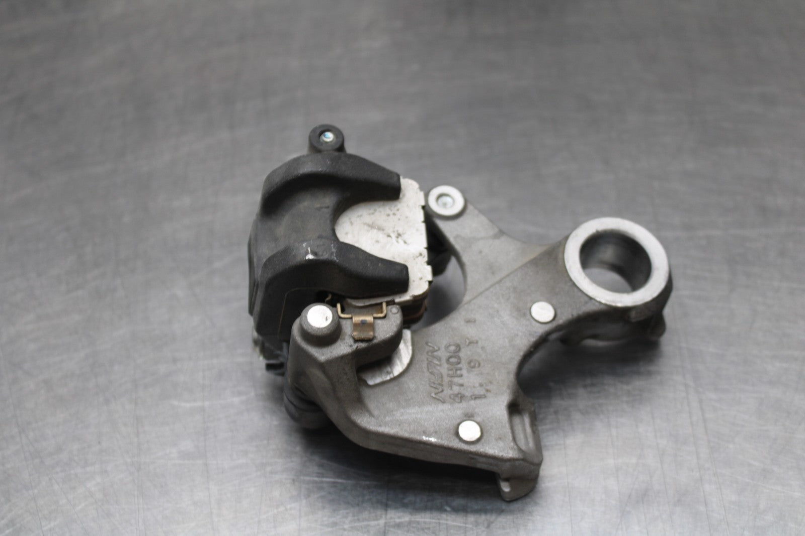 07 SUZUKI GSXR1000 REAR BACK BRAKE CALIPER W MOUNT BRACKET BB770