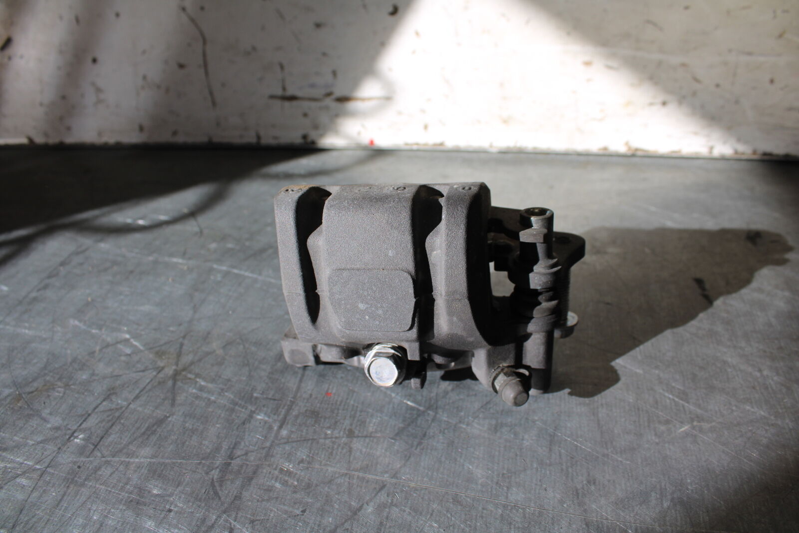 19-22 KAWASAKI Z400 RIGHT FRONT BRAKE CALIPER BB708
