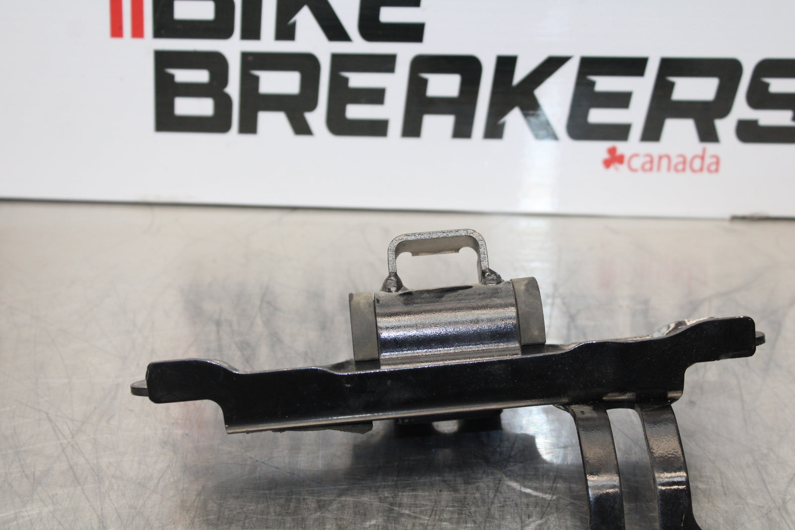 04-05 KAWASAKI NINJA ZX10R GAS TANK FUEL PETROL RESERVOIR BRACKET MOUNT BB163