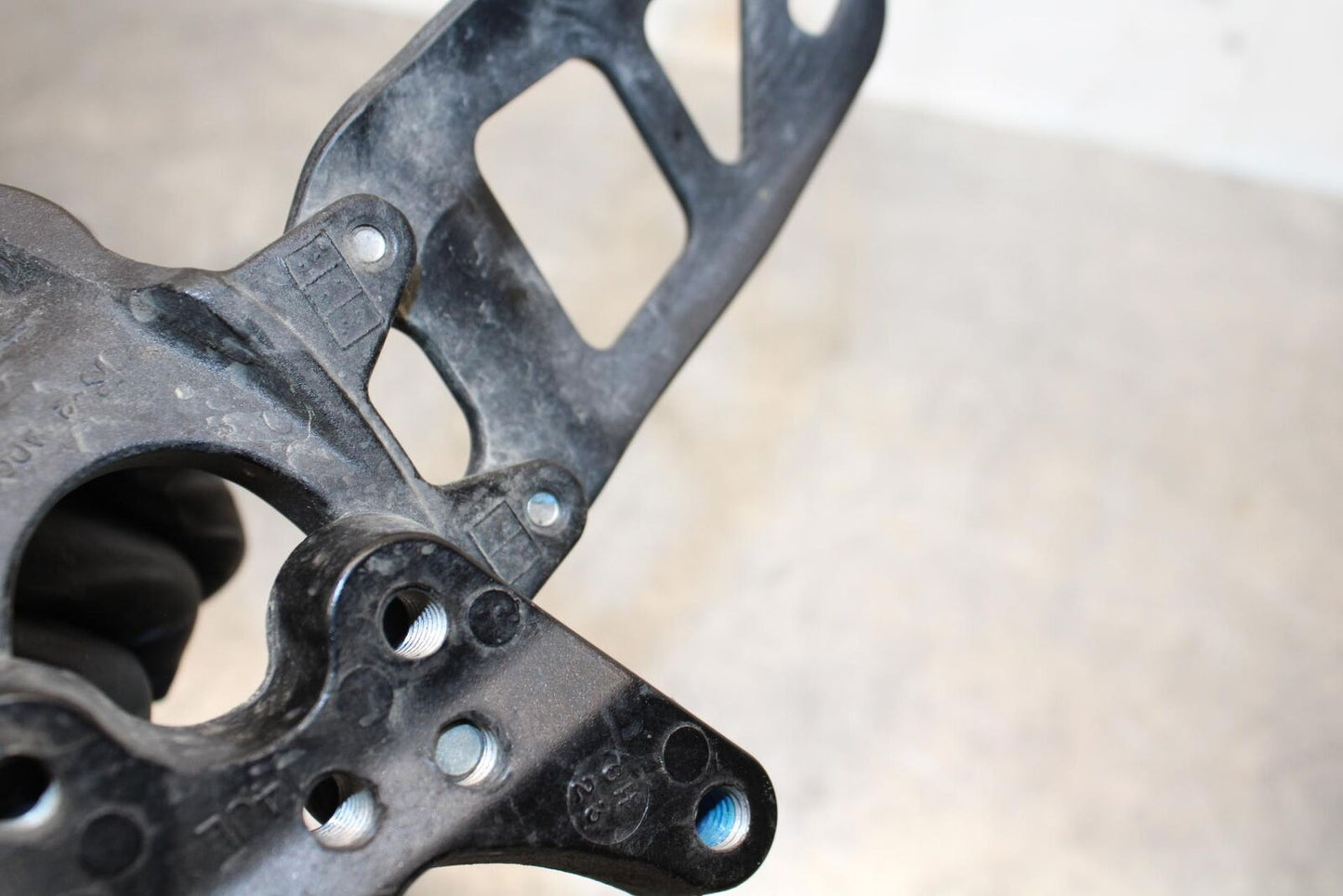 2017 Suzuki GSXR600 LEFT REARSET REAR SET DRIVER FOOT PEG 43700-14J30 BB598