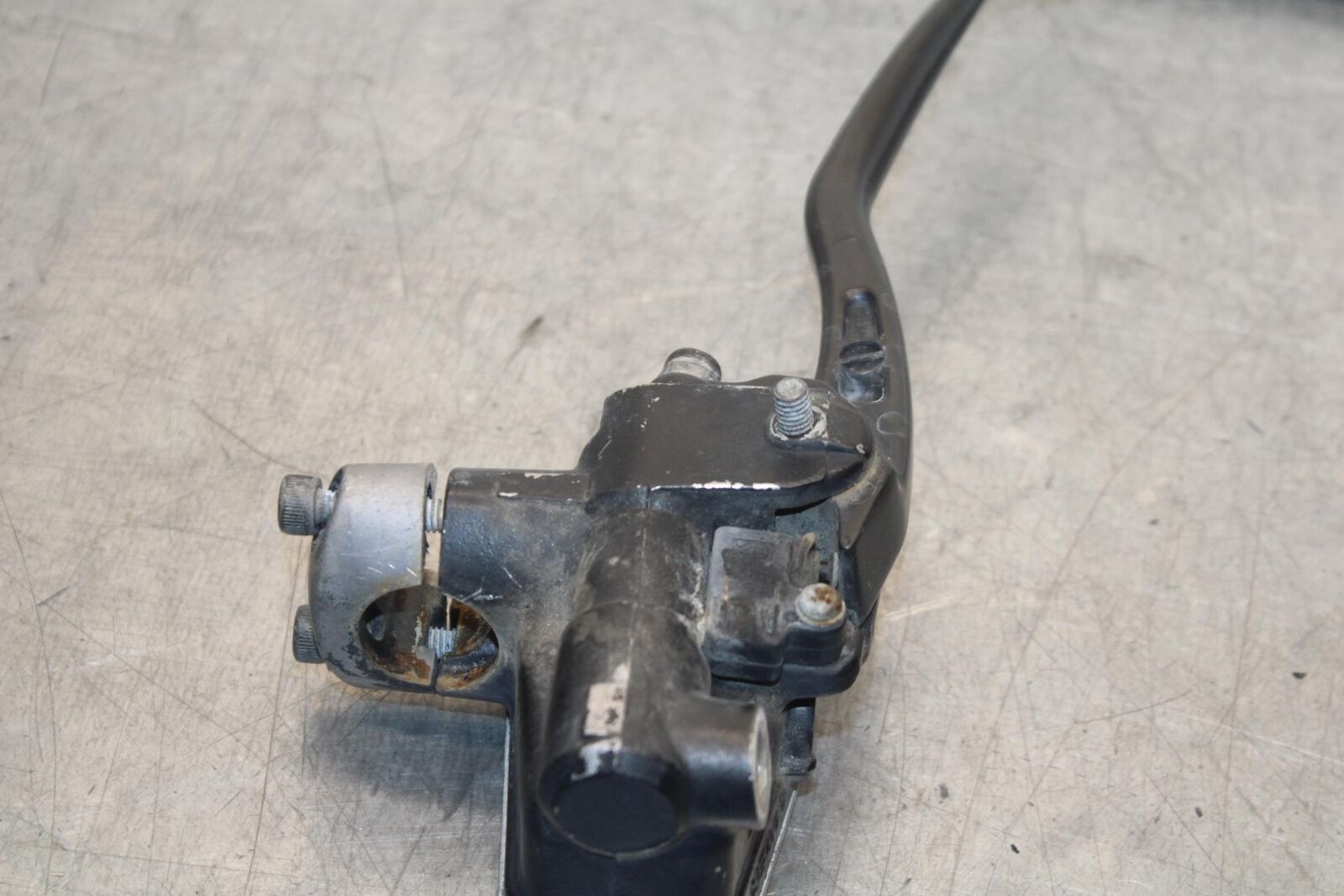 1988 Yamaha FZ600 FRONT BRAKE MASTER CYLINDER w/ LEVER BB601