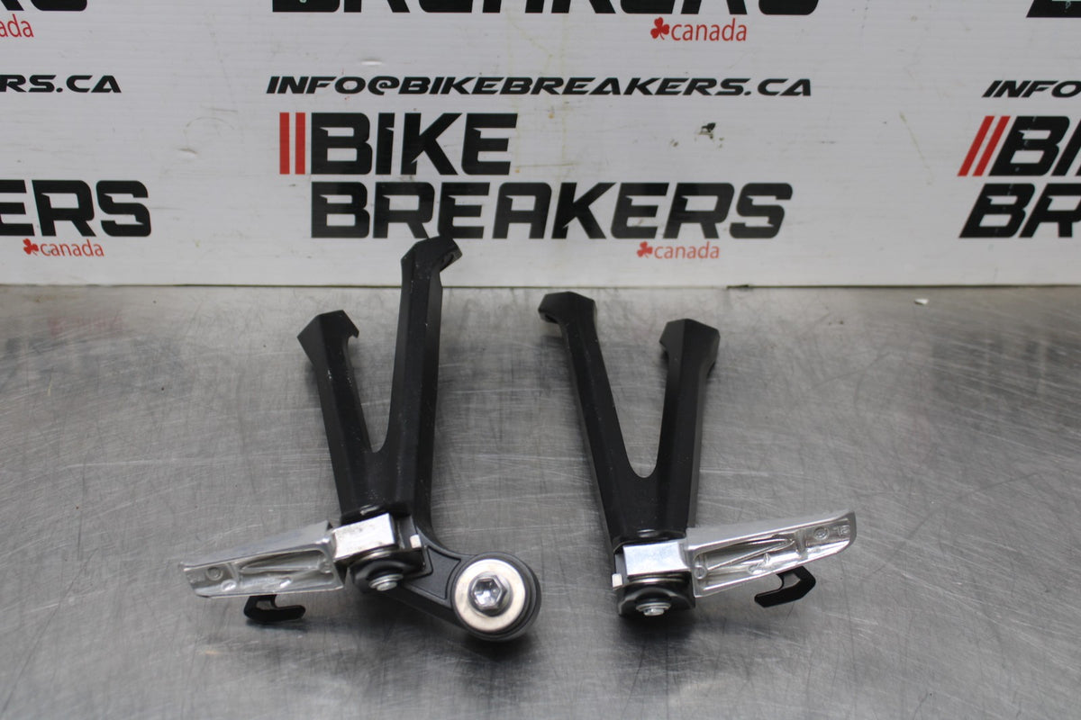 11-24 SUZUKI GSXR750 REAR BACK PASSENGER PEG SET PAIR BB630
