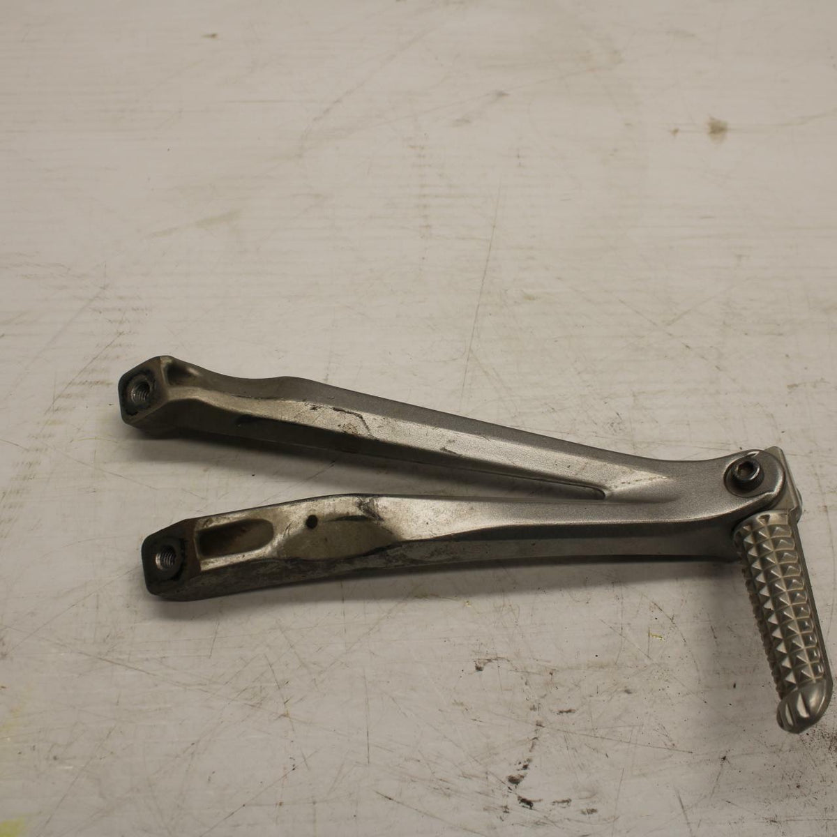 06 YAMAHA YZF R1 RIGHT REAR BACK PASSENGER PEG  BB282