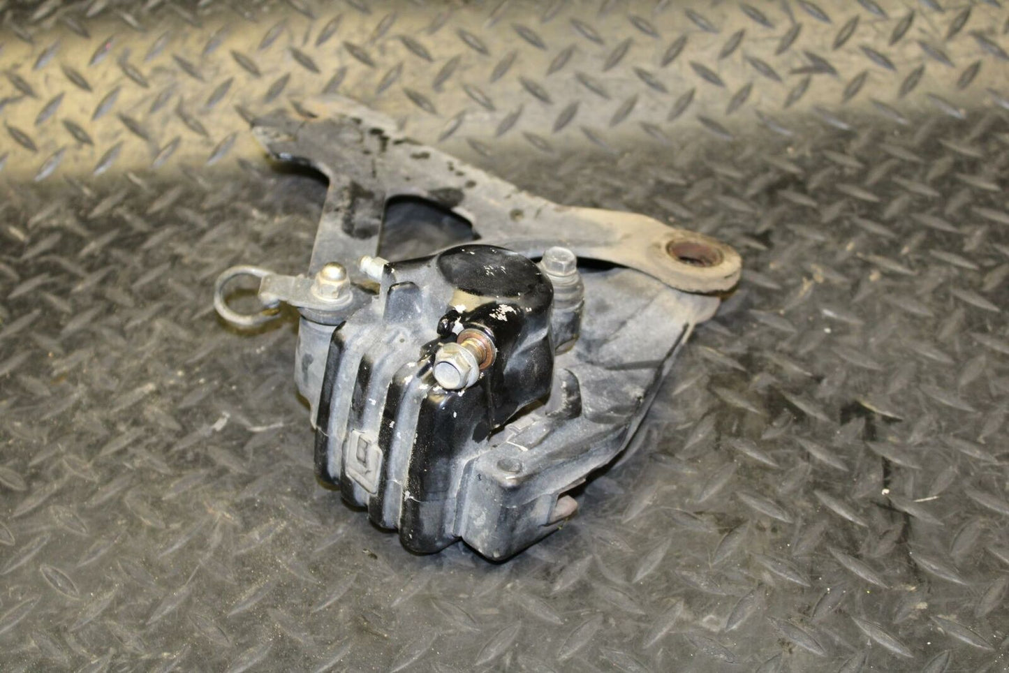 80-81 YAMAHA XS1100 SPECIAL REAR BACK BRAKE CALIPER W MOUNT BRACKET bb174