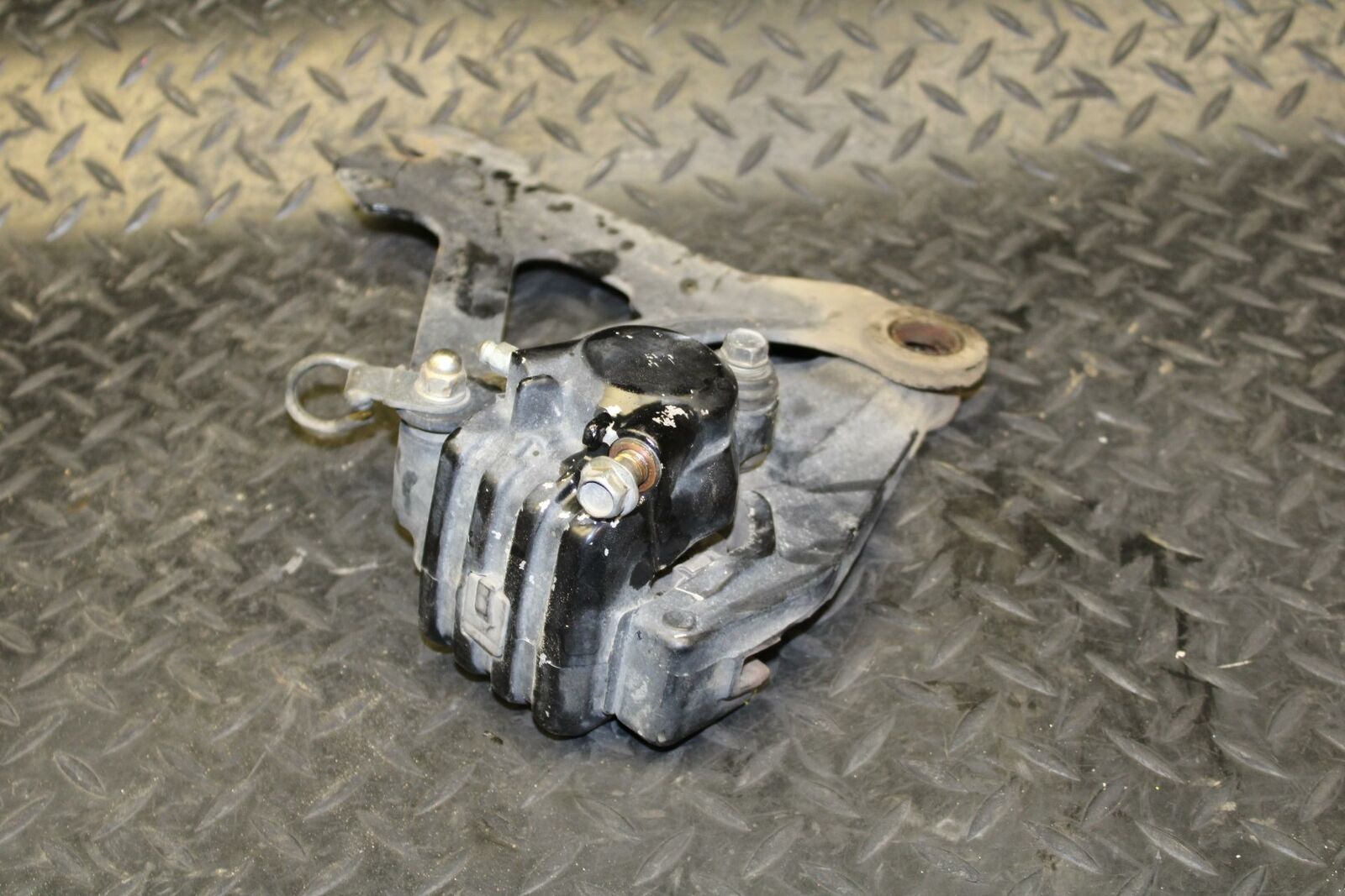 80-81 YAMAHA XS1100 SPECIAL REAR BACK BRAKE CALIPER W MOUNT BRACKET bb174