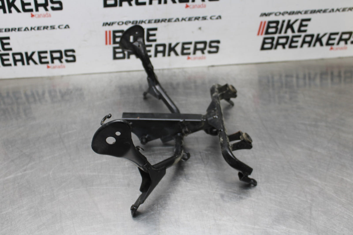 08 HONDA CBR125R UPPER FAIRING MIRROR GAUGES STAY BRACKET BB839