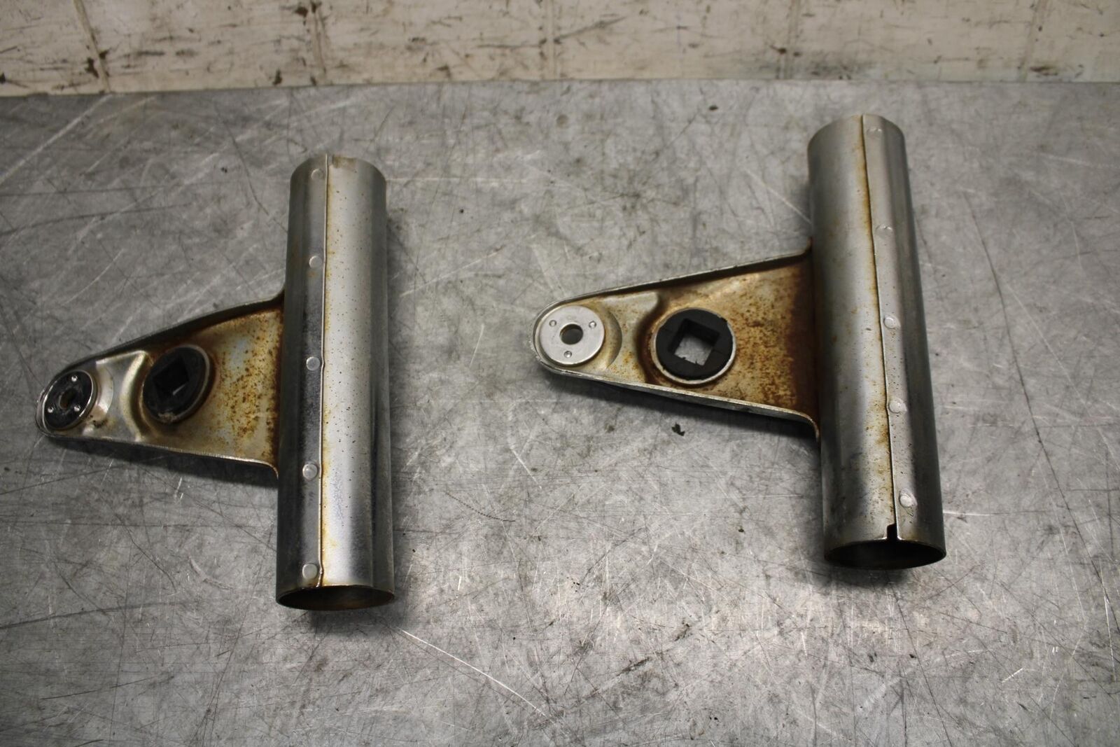1982 Suzuki GS450L SINGLE HEADLIGHT HEAD LAMP LIGHT BRACKETS BB52